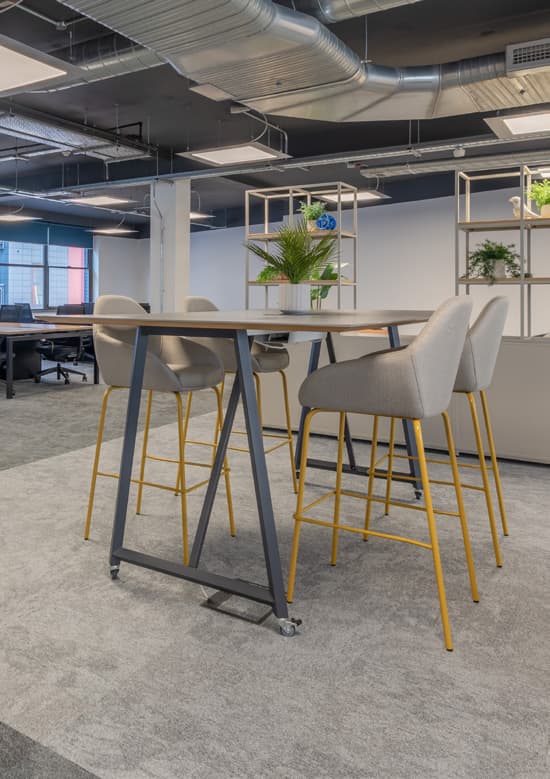 Biophilic planters dividing desks