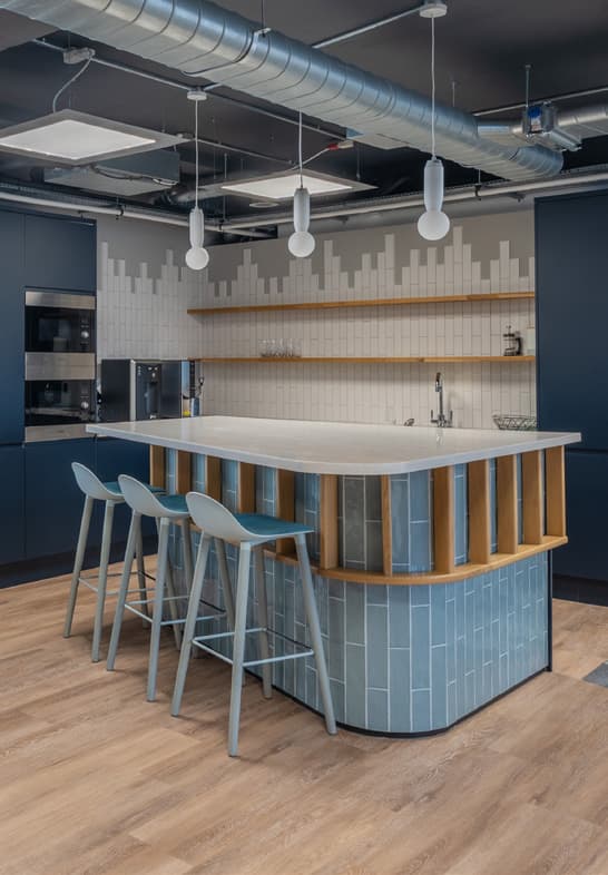 Kitchen area with tiled bar